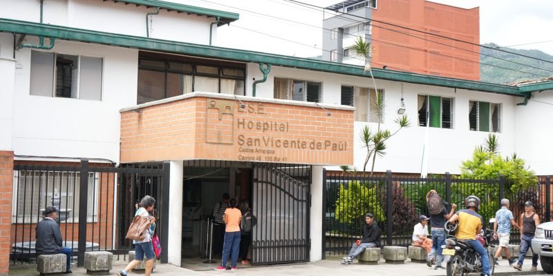 Domingo 16 de febrero de 2025 Lamentamos profundamente el fallecimiento de la menor Luisa María Tobón Zapata, residente del municipio de Caldas. Expresamos nuestras más sinceras condolencias a su familia y seres queridos en este difícil momento. Ante lo cual la E.S.E. se permite comunicar lo siguiente: 1- La menor fue debidamente atendida en el primer momento en que ingresó a la institución en compañía de su madre, cumpliendo los protocolos institucionales y normatividad vigente para la respectiva valoración. De acuerdo a la clasificación del triage, fue atendida por médico de la EPS Sura en una consulta prioritaria en donde recibió tratamiento y prescripción de exámenes, el mismo día de la consulta por urgencias en nuestra institución. 2- La menor registra una segunda valoración y atención dos días después en la ESE. en donde nuestro personal médico y enfermería de turno valoraron y diagnosticaron un cuadro de apendicitis aguda, por lo que el cirujano determinó la necesidad de remitir a un tercer nivel para continuar manejo por cirugía pediátrica, especialidad, con la que la ESE no está habilitada para prestar este servicio, por el nivel de atención del hospital. 3- Es de anotar, que nuestra institución sigue comprometida con todos los procesos de mejoramiento continuo, fortalecimiento de todo el talento humano en salud, para brindar una adecuada atención a toda la comunidad del municipio de Caldas y el Suroeste antioqueño.